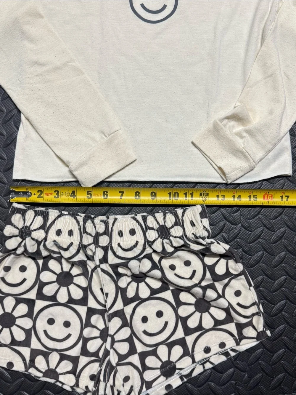Girls 2 Piece Smiley Face Pajama Set Size L 10/12 Cream Long Sleeve & Shorts